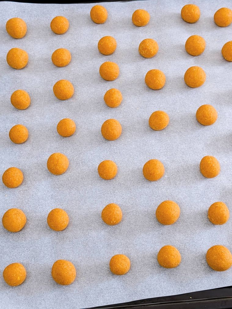 天板に並べた焼く前の生地