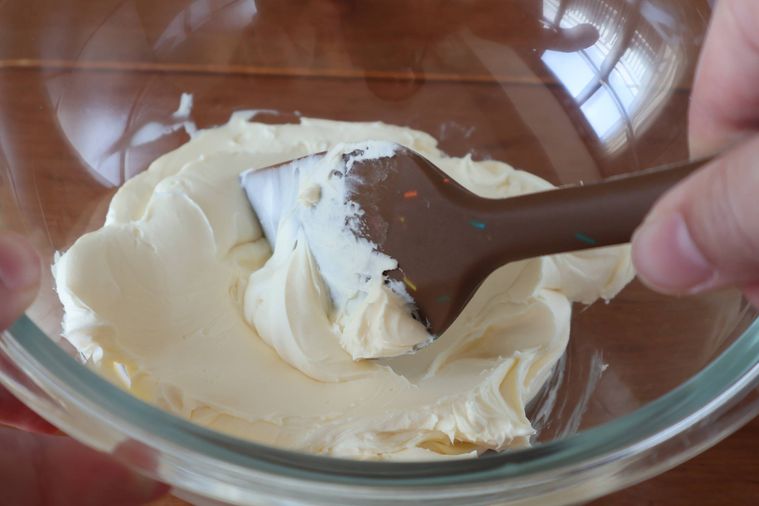 クリームチーズを練っている