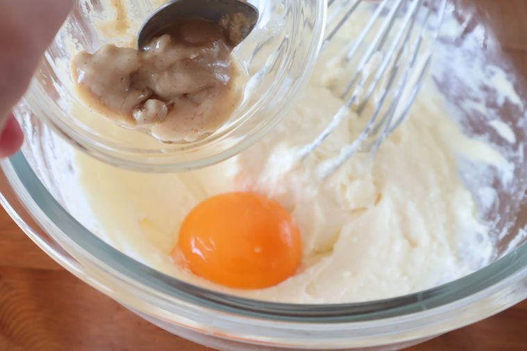 ボウルに材料が加えられている