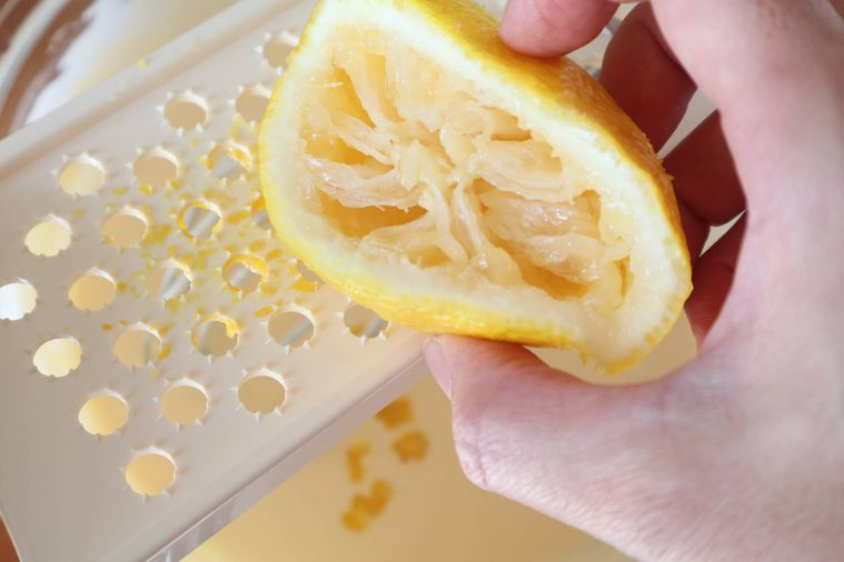 ゆずの皮をすりおろしている