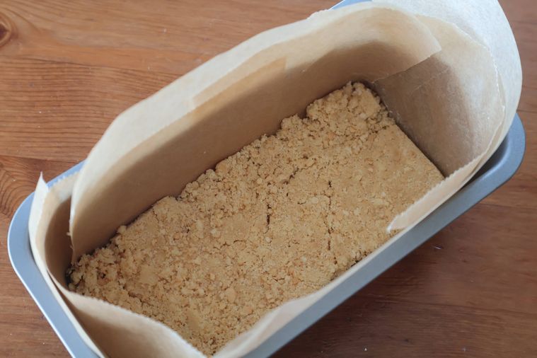 型にケーキの土台が敷かれている