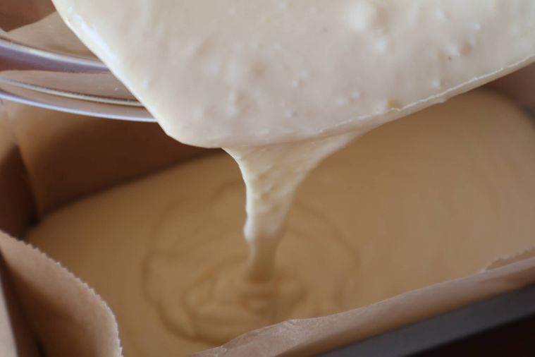 型に生地を流し入れている