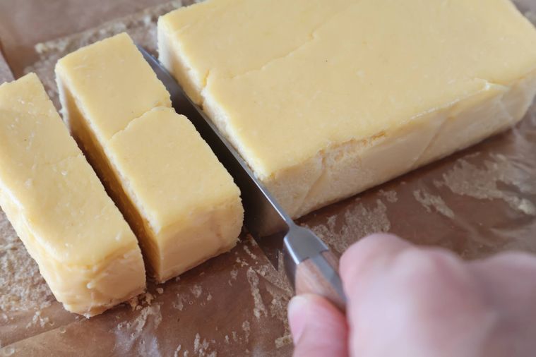 ケーキを切っている