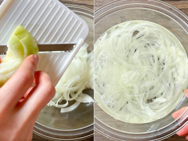 玉ねぎをスライスして水にさらす様子