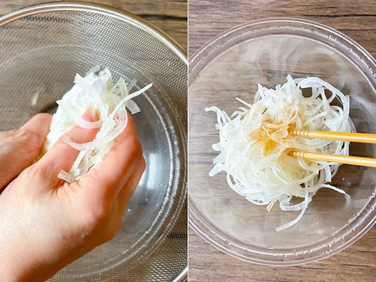 玉ねぎの水気を切り、調味料で和える様子