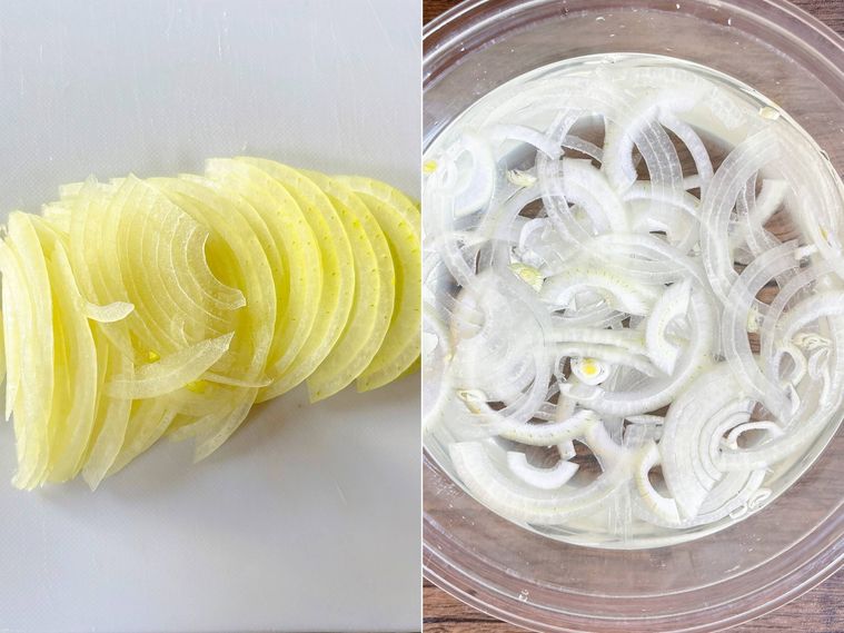 玉ねぎを薄切りにして水にさらす様子
