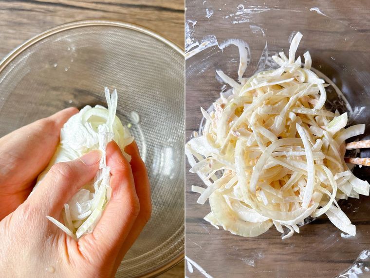 玉ねぎの水気を切り、ツナ缶と調味料で和える様子