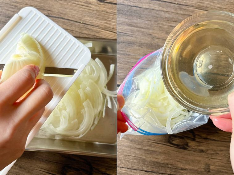 玉ねぎを薄切りにしてジッパー付き保存袋に入れて穀物酢を入れる様子