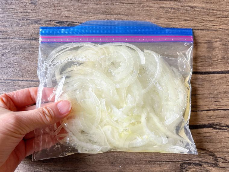 ジッパー付き保存袋の上から揉み込む様子