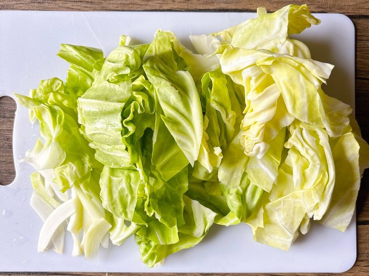 まな板におかれたざく切りのキャベツ