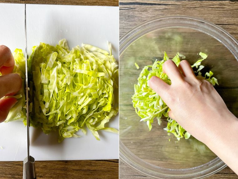 キャベツを千切りして塩もみする様子