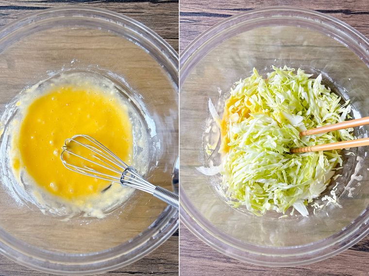 ボウルでチヂミ生地を作り、キャベツを加えて混ぜる様子