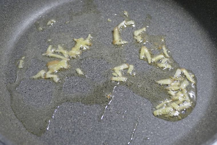 千切りしょうがをごま油で炒める