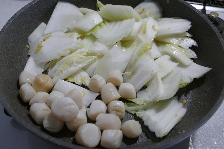 白菜とホタテをフライパンに加えた様子