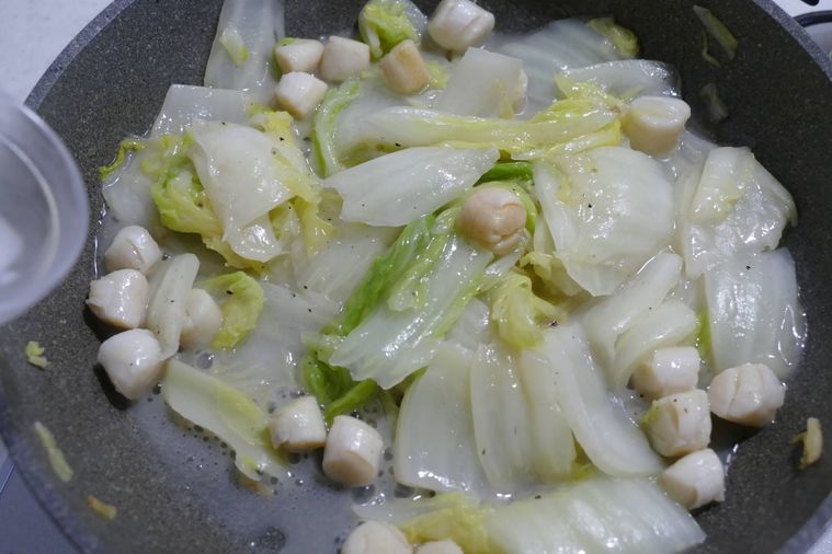 水溶き片栗粉を加えてとろみをつけた様子