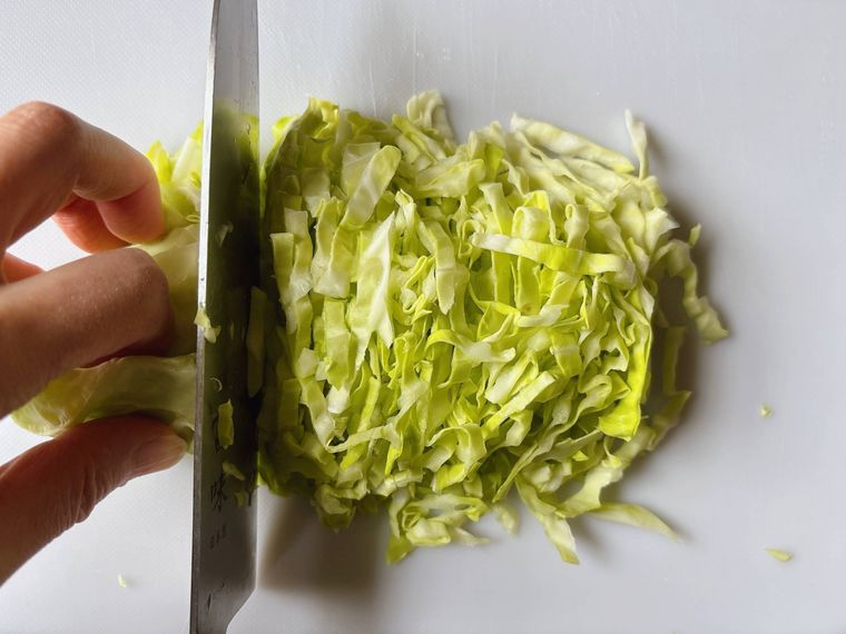 キャベツを千切りにする様子