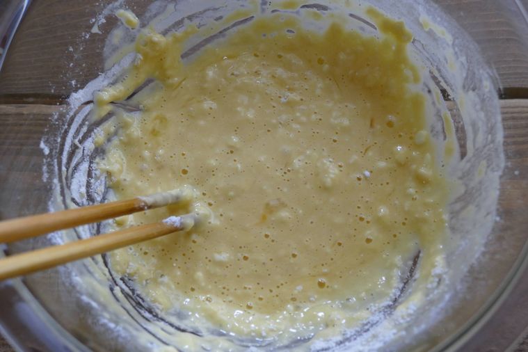 生地を箸で混ぜる様子