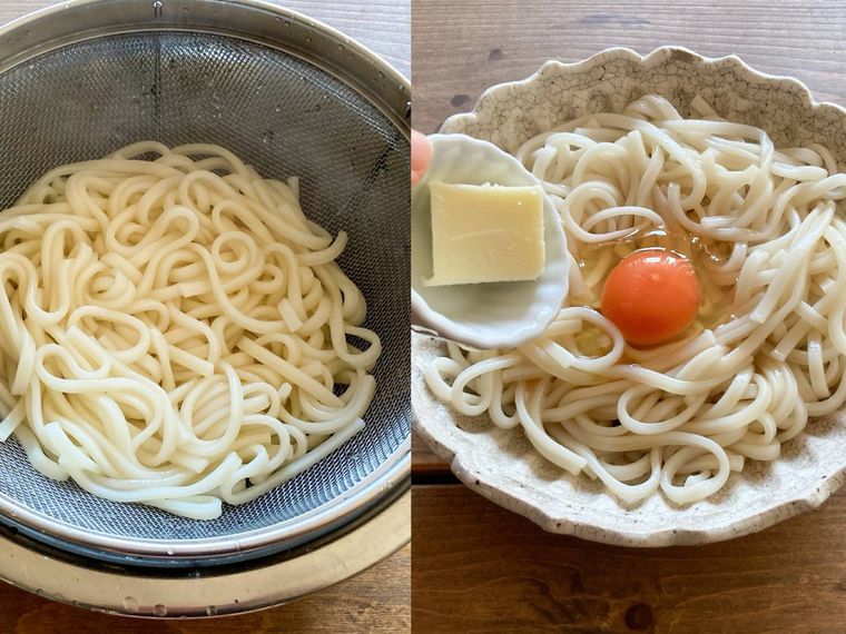 うどんの湯を切って器に盛り、トッピングをする様子