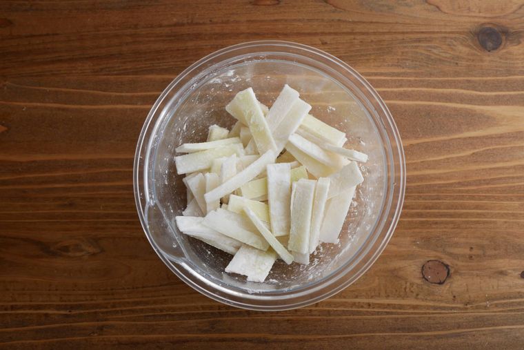 大根の皮に片栗粉をまぶす様子