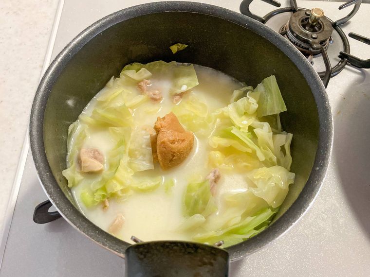 鍋に牛乳と白みそを加えた様子