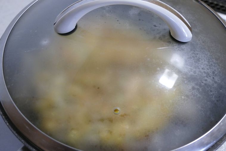 蓋をして蒸し焼きにする様子