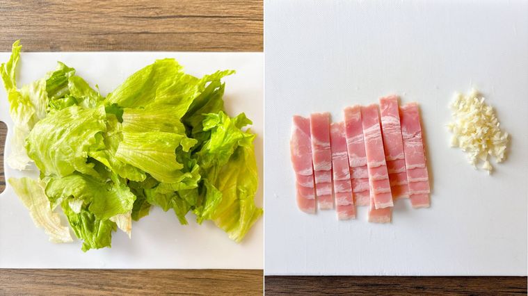 ちぎったレタス、カットしたベーコン、みじん切りのにんにく