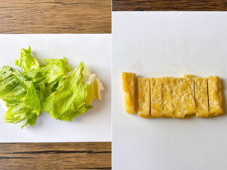 ちぎったレタスと短冊切りにした油揚げ