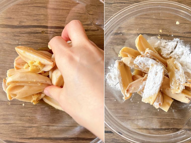 れんこんに味付けし、片栗粉をまぶす様子