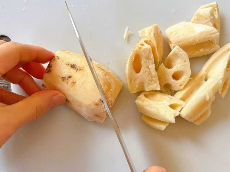 れんこんを乱切りにする様子