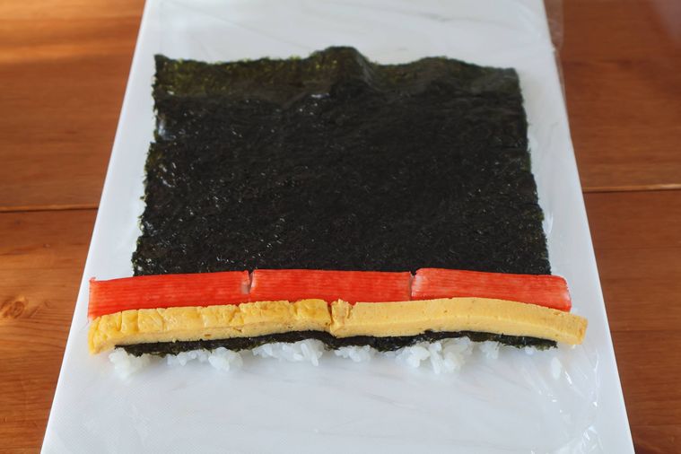 海苔の上に卵焼きとカニカマがのっている