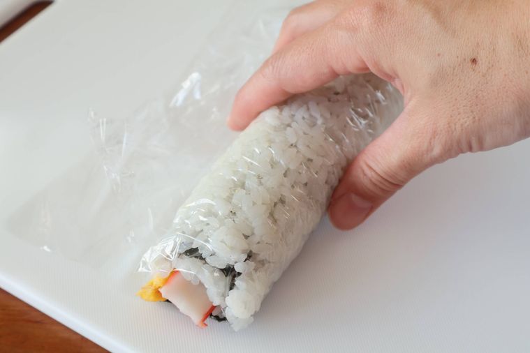 裏巻き寿司を巻いている