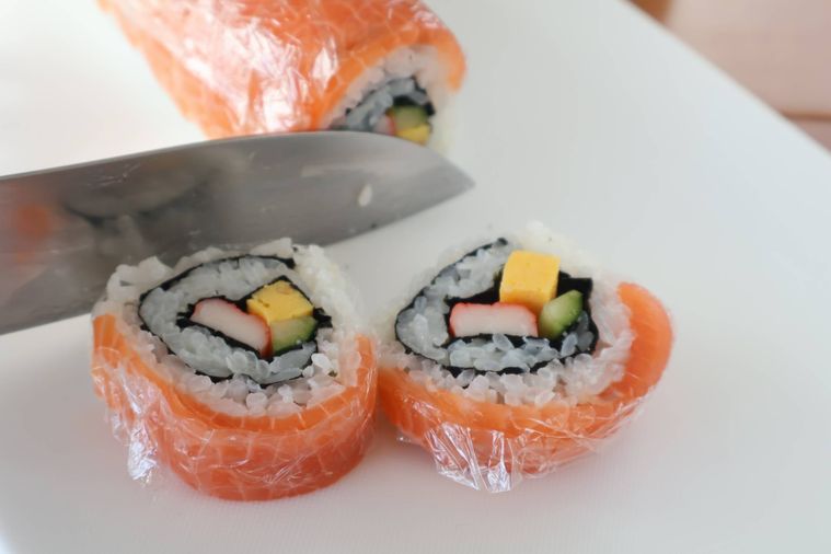 ロール寿司を切り分けている