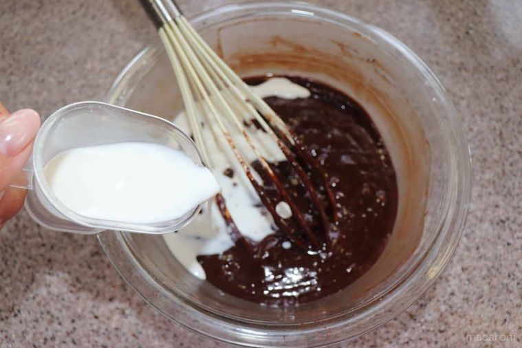 チョコレート生地に牛乳を加えている様子