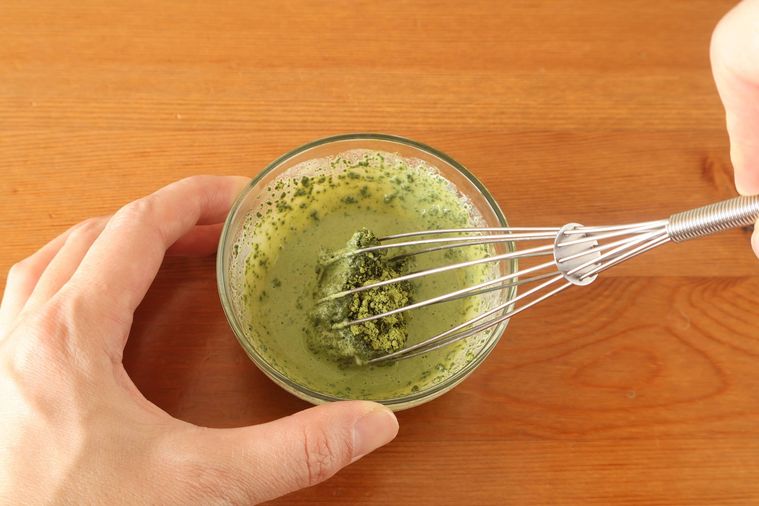 抹茶とクリームを混ぜている