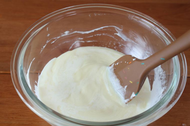 ホワイトチョコと生クリームを混ぜている