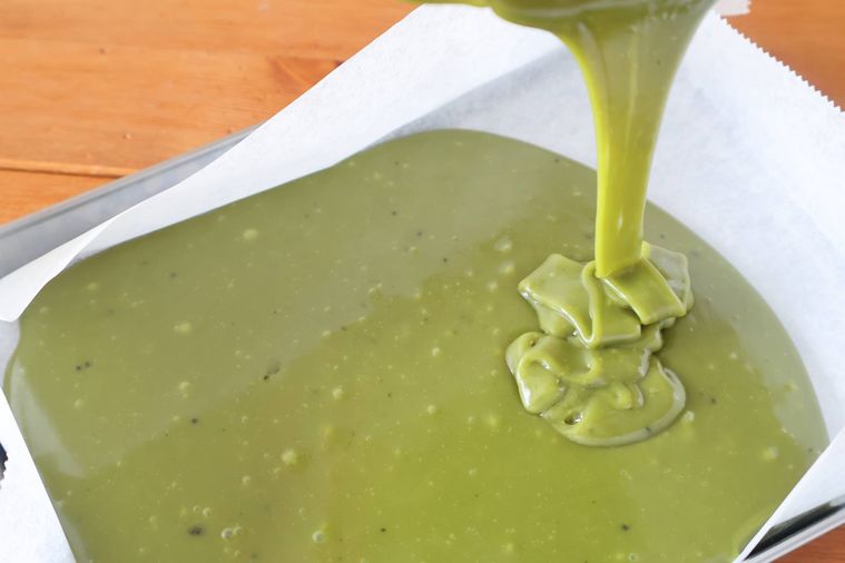 バットにガナッシュを流し入れている