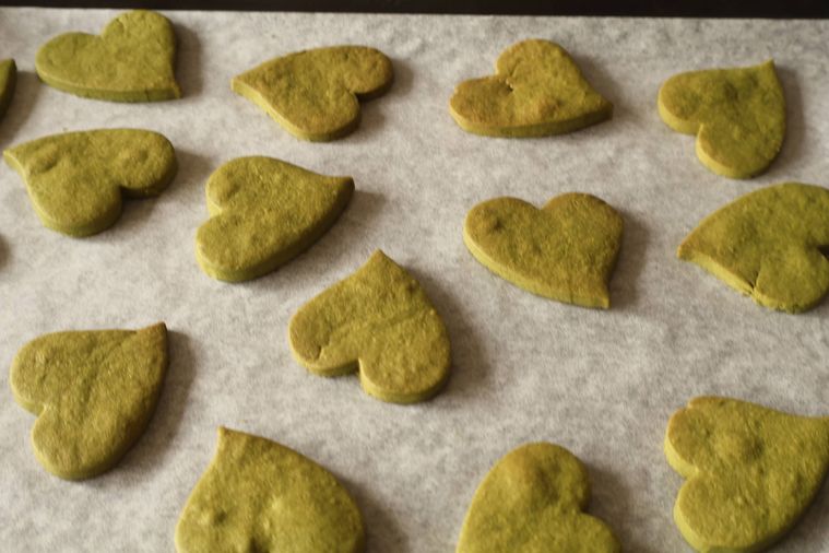 ハート型の抹茶クッキーが並んでいる