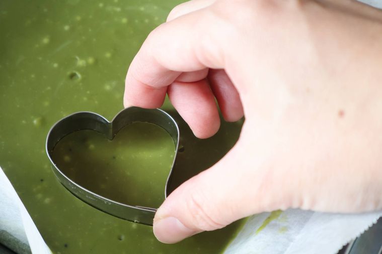 抹茶のガナッシュを型で抜いている