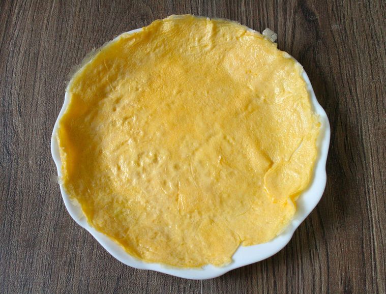 白い皿に薄焼き卵が置かれている様子