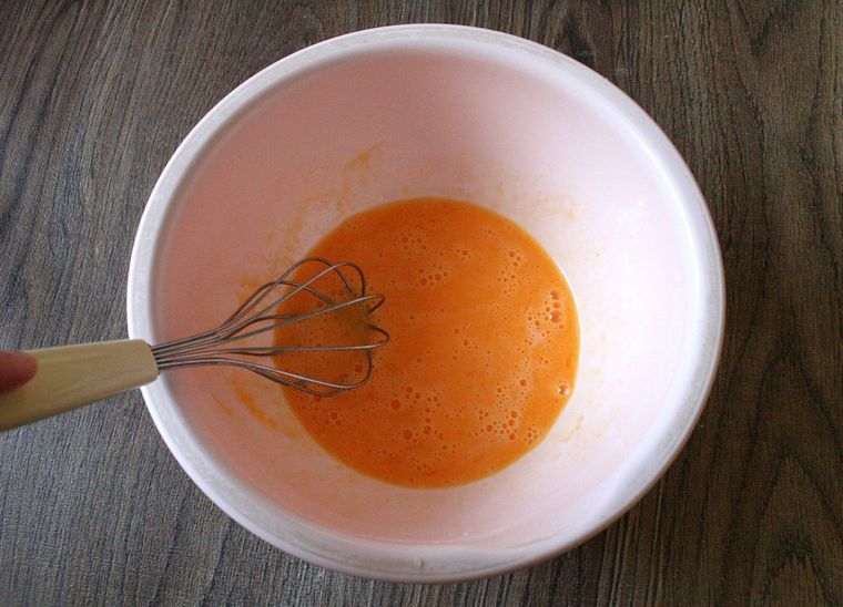 ボウルで薄焼き卵の卵液を混ぜている様子