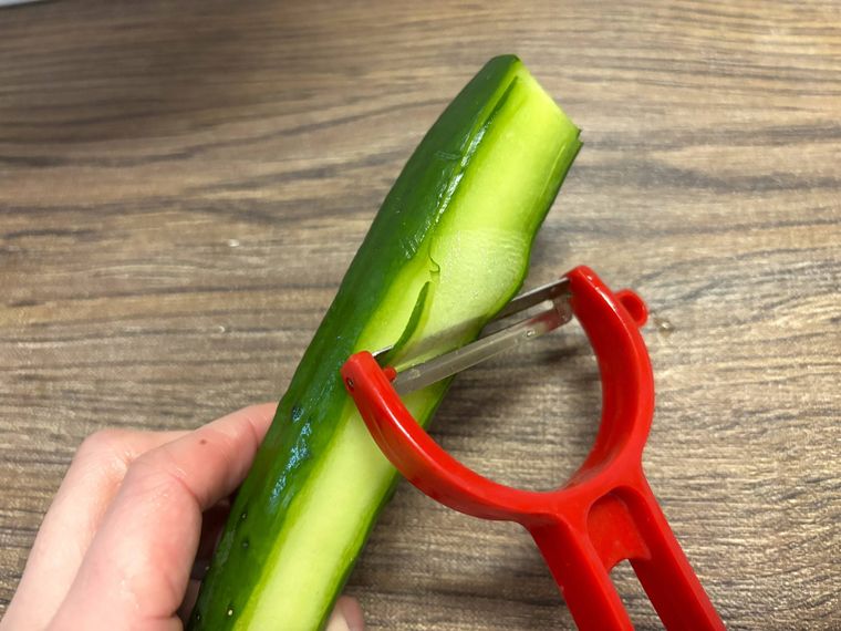 きゅうりをピーラーで剥いている様子