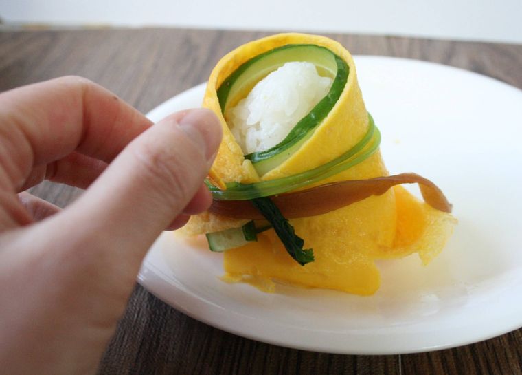 お雛様寿司の帯部分を作っている様子