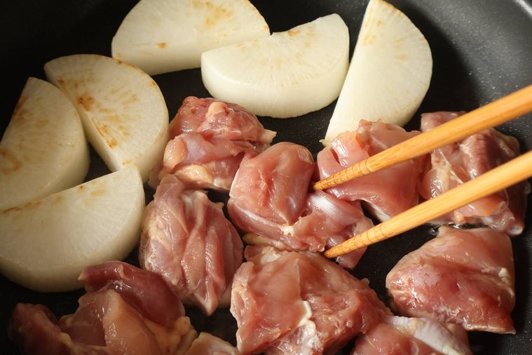 大根と鶏肉を焼いている