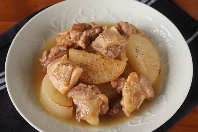 大根と鶏肉の煮物が盛り付けられている
