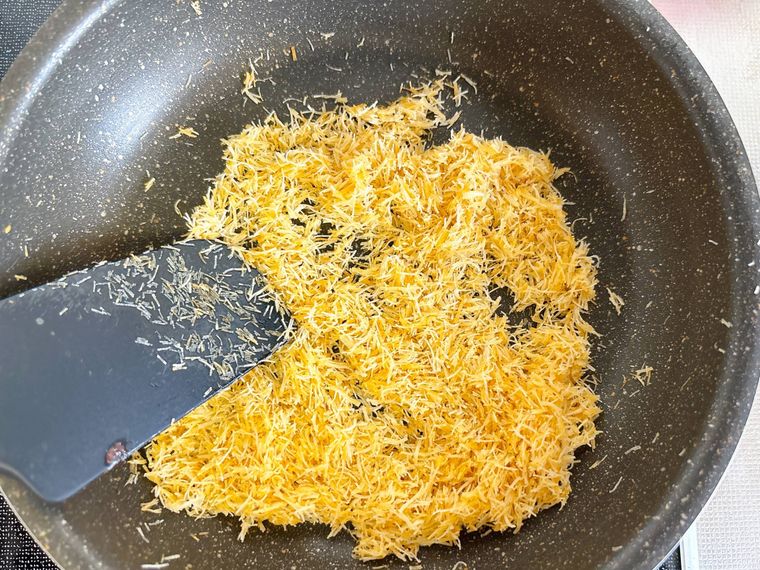 フライパンでカダイフを炒める様子