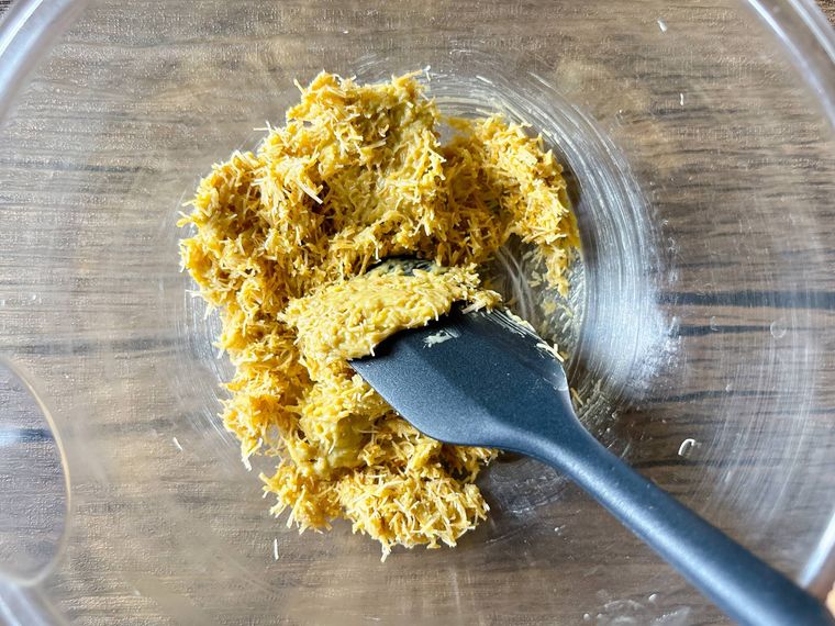 カダイフとピスタチオスプレッドを混ぜる様子