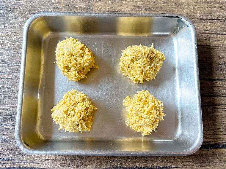 フィリングを金属トレーに入れたもの