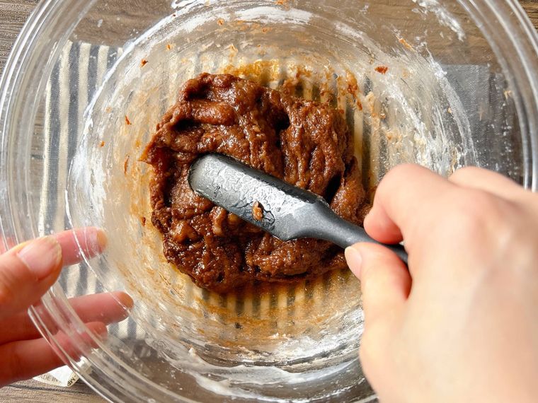 切り餅にチョコレートと片栗粉を入れて混ぜたもの