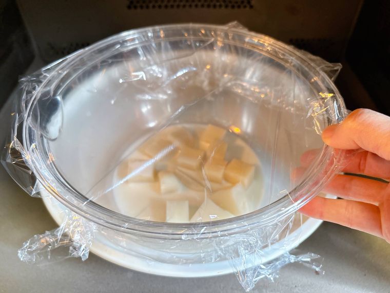 ボウルに切り餅と牛乳を入れて電子レンジに入れた様子