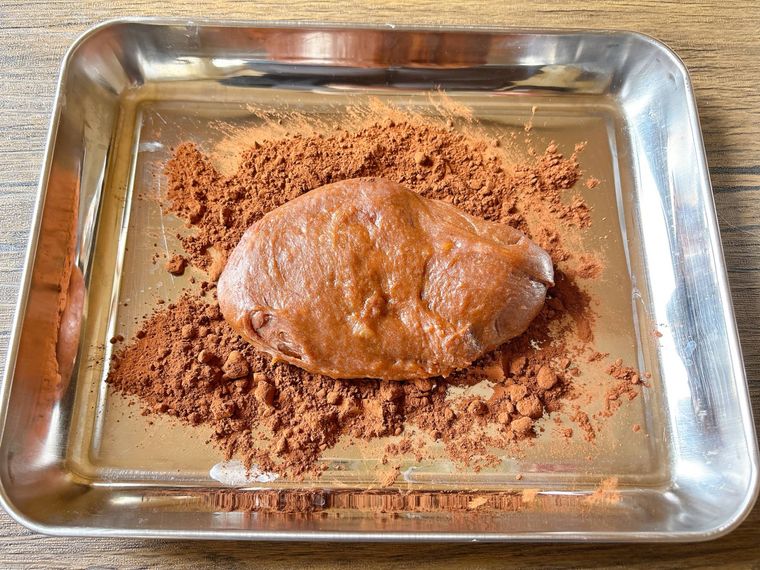 ココアの上におかれたチョコもち